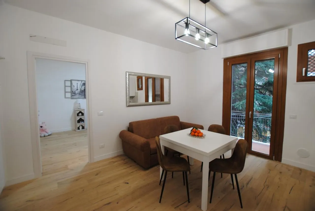 Charlotte M. - Firenze - Novoli Apartment