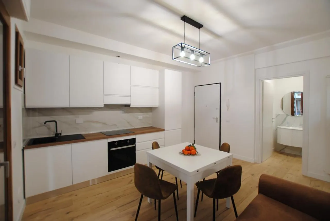Charlotte M. - Firenze - Novoli Apartment  Florence